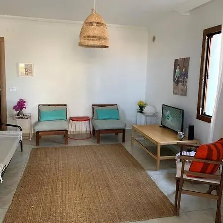 فيلة Sleeps 4, Spacious With A Large Garden - Awz 312 داتْشا